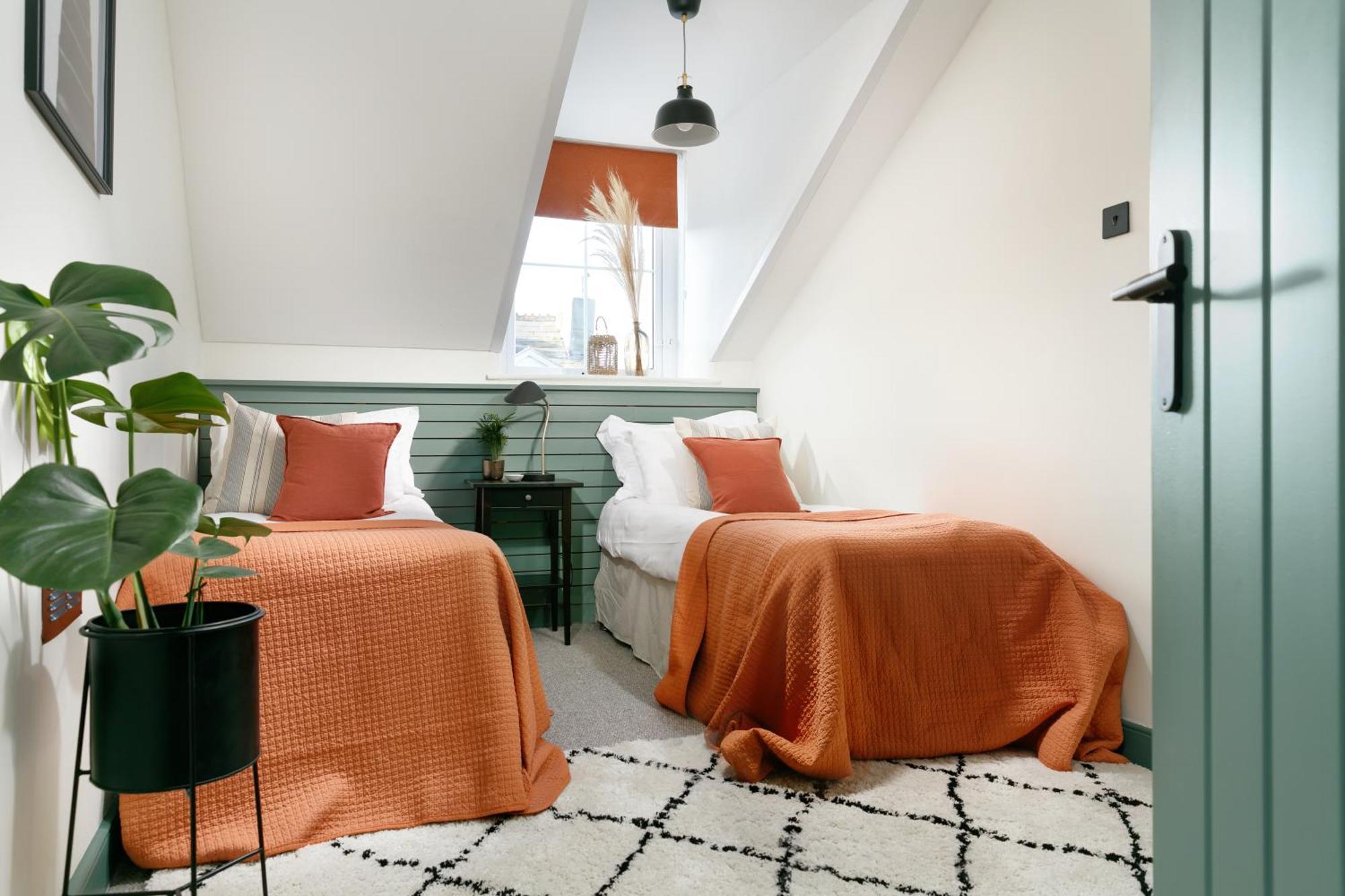 New Luxury For 2024 - Central Plymouth House - Sleeps 10 - Access To Plymouth Town - Close To The Barbican - Pets Welcome - Parking Available - By Luxe Living By Sophia Zewnętrze zdjęcie